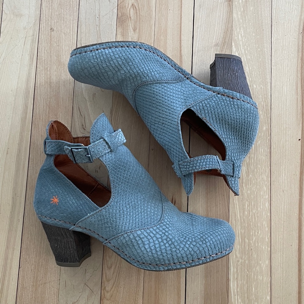 The Art Company Blue-Gray Suede Cut Out Heeled Sandals - Sz 37